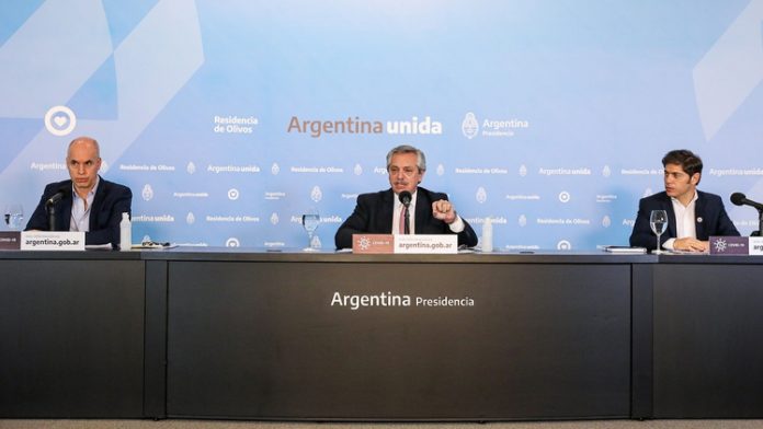 Alberto Fernández, flanqueado por Rodríguez Larreta y Kicillof, al anunciar la última prolongación de la cuarentena.