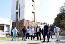 Sáenz recorrió el lugar donde se instalan las carpas en el Hospital San Bernardo