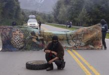 Los mapuches que cortan la ruta en la zona de Mascardi agredieron a la gobernadora de Rio Negro, Arabela Carreras