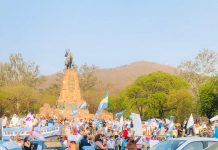 “Justicia independiente”, “basta de inseguridad” y “una agenda para el pueblo”: las consignas escuchadas en el banderazo