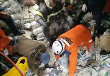 Tragedia en un supermercado: las estanterías se derrumbaron como fichas de dominó y mataron a una empleada