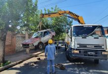 Dengue: la Municipalidad se llevó los vehículos abandonados en la vía pública