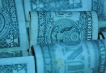 El dólar blue anotó este jueves su novena baja consecutiva, al retroceder $4 hasta los $157