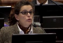 A la ministra de educación Cristina Fiore se le escapan las tortugas