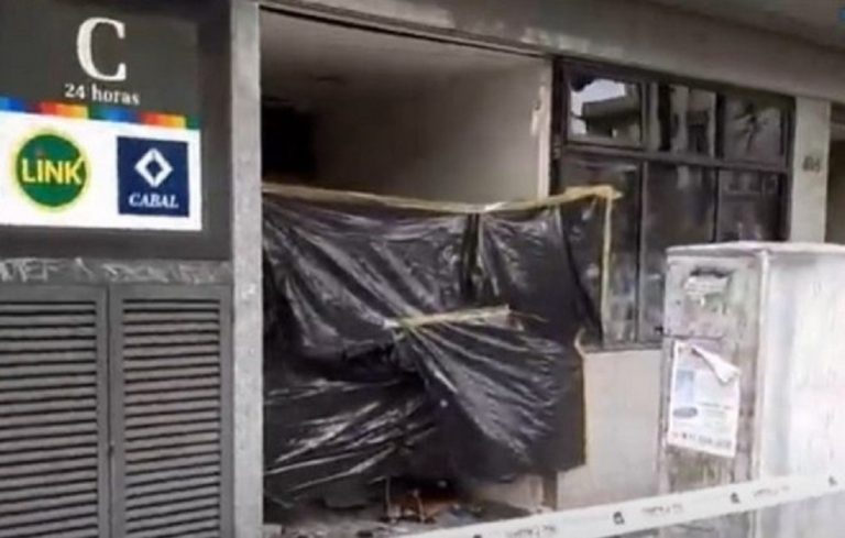 En Buenos aires hicieron explotar un cajero para robarlo En Buenos aires hicieron explotar un cajero para robarlo