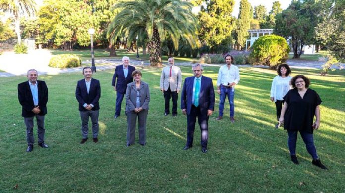 fernandez con asesores de corona