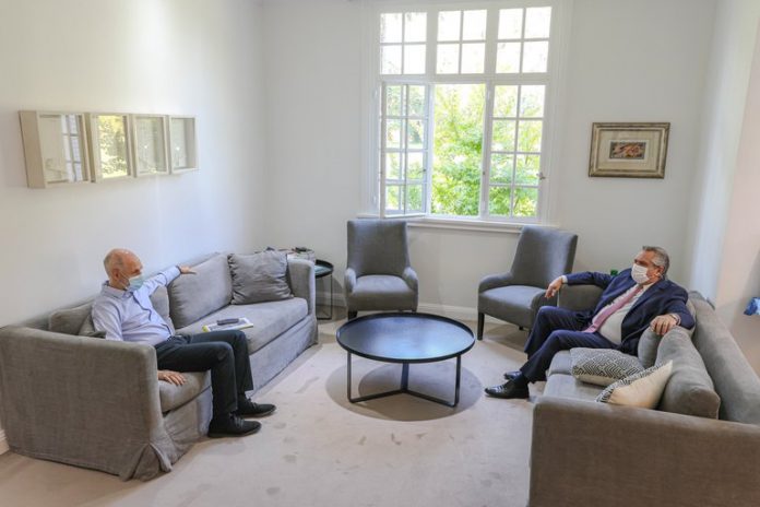 larreta con fernandez sentados