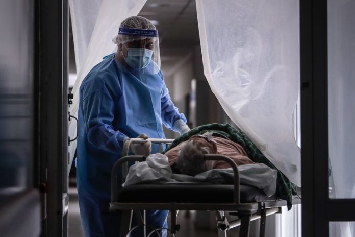 covid paciente en camilla