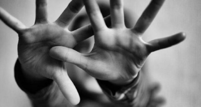 abuso menores manos cruzdas