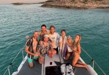 Topless, mar y un yate: las fotos de las vacaciones de Lali Espósito en Ibiza