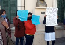 Padres de alumnos presionan a los docentes para que vuelvan a las aulas