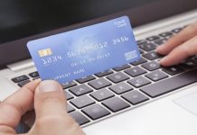 El Banco Central prohibió a las tarjetas de crédito vender pasajes al exterior en cuotas