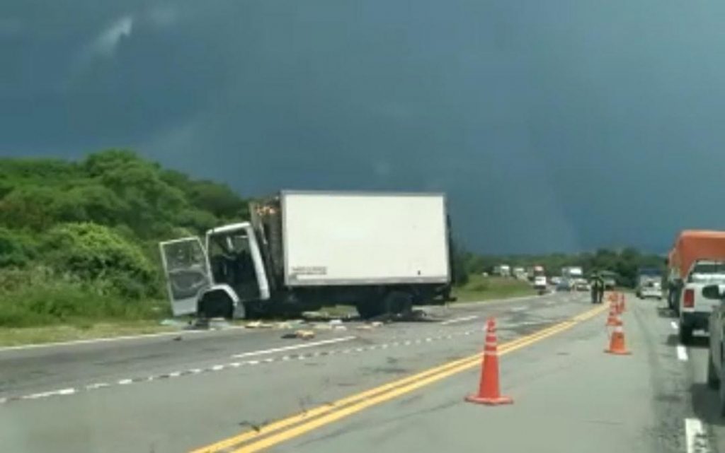 Muere una mujer en un choque entre un camión y una camioneta en la ruta ...