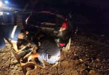 Quisieron cruzar el rio Mojotoro con su auto y quedaron atrapados por la corriente