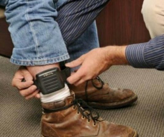 Rompió la tobillera y se fugó de su arresto domiciliario