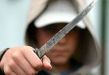 A la cárcel por asaltar con cuchillos a dos trabajadores que comían en la vía pública