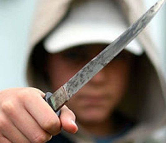 A la cárcel por asaltar con cuchillos a dos trabajadores que comían en la vía pública