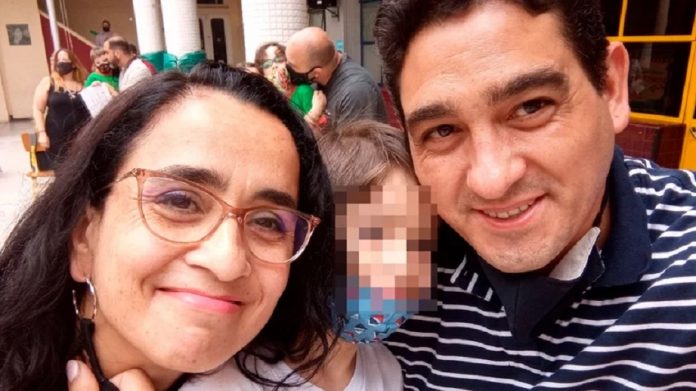 assino a su familia