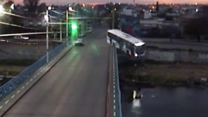 colectivo cae de un puente en cordoba