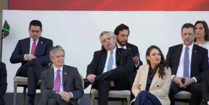 fernandez durmiendo en el acto de Petro