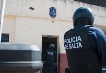 Dos presos empujaron al policía y se fugaron de la comisaría de Santa Victoria Este