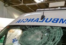 Un iracundo joven fue detenido en Rio Piedras al dañar la ambulancia que trasladaba a su madre