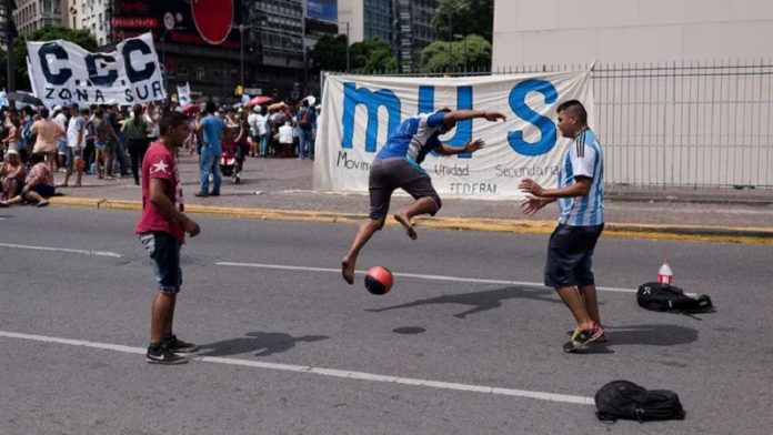 piqueteros jugando al futbol