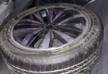 Se choreo una rueda: al intentar escapar chocó a un motociclista y terminó incrustado contra un árbol