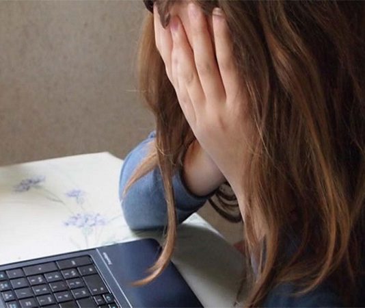 El Colegio le avisó a la madre, que su hija de 13 años intercambiaba mensajes y fotos intimas con el celular