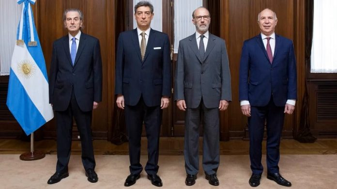 miembros de la corte los 4