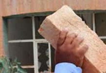 Dos hombres a juicio por pegarle con un ladrillo a un motociclista en B° Miguel Ortiz