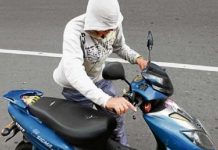 En J.V. González un hombre se bajó de la moto para pedir un inflador y se la robaron