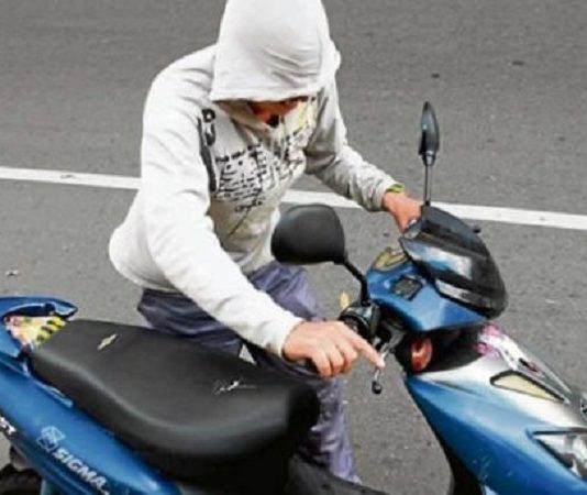 En J.V. González un hombre se bajó de la moto para pedir un inflador y se la robaron