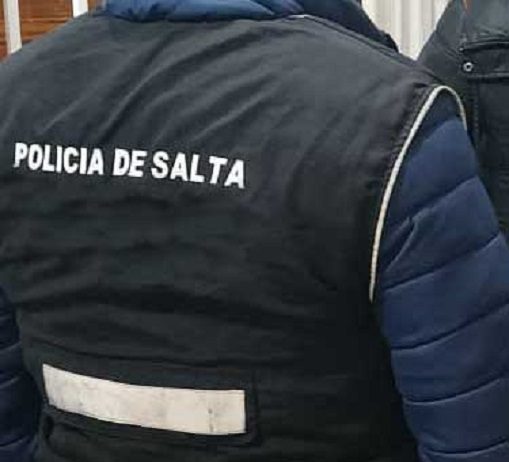 Policía de Orán discutio con su pareja, la arrojo de su auto y la dejó abandonada