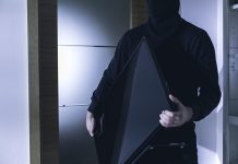 Le robo el televisor a su vecina, la amenazó con un cuchillo y al llegar la policía, el TV lo tenía en la mesa del comedor