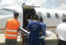En avión sanitario trasladaron al hospital San Bernardo desde Tartagal al joven baleado anoche en Yacuiba