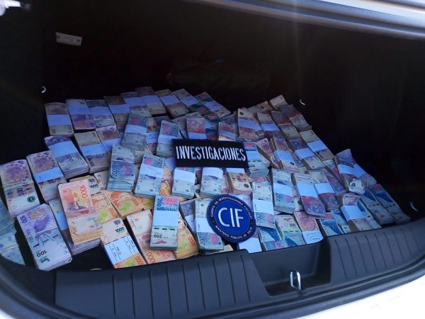 dinero en el baul