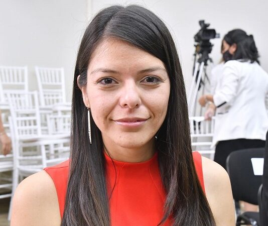 Otro papelón de Emilia Orozco: truchó un cartel para “caranchear” un despacho en el senado y la descubrieron