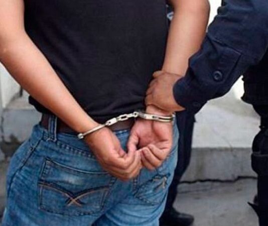 Preso por incumplir las restricciones impuestas y amenazar a su abuelo en Orán