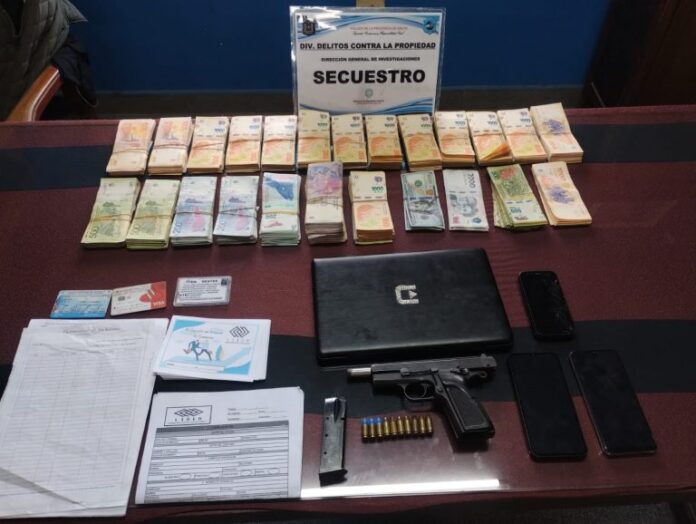 2 millones de pesos y una pistola