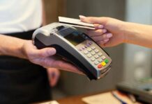 Compro con una tarjeta que no era suya, volvió a cambiar un perfume y quedo detenido