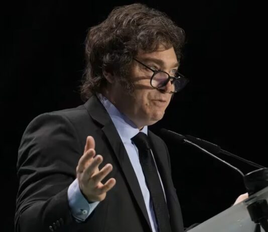 Milei sube la apuesta contra empresarios a los que trata de “chorros”