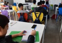 Alumnos de primaria y secundaria de la Ciudad de Buenos Aires no podrán usar los celulares en clase