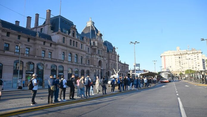 filas en paradas de colectivos