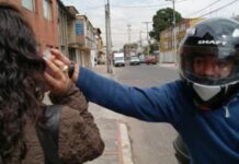 Motochorro detenido por intentar robarle el celular a una mujer que esperaba el colectivo