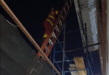 Un hombre trabajaba en un tanque de agua en el 2° piso y la estructura se desplomó