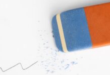 ¿Para qué sirve la parte azul de la goma de borrar?