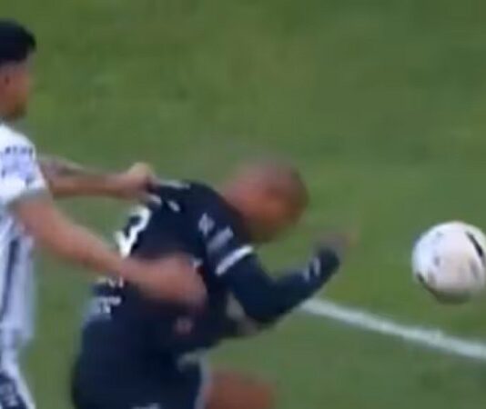 El penal no sancionado en favor de Central Norte frente a Nueva Chicago que fue motivo de debate