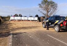 Por esquivar un pozo volcó un camión con soja en la ruta 34 en Embarcación