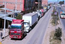Ocho de cada diez camiones en Bolivia están parados por la falta de gasoil